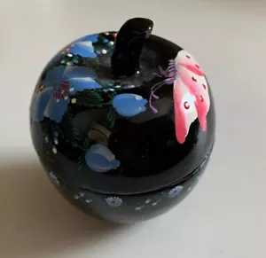 Caja de baratijas en forma de manzana y papel maché de mariposa y flores pintadas a mano 2,5""h 2""w - Imagen 1 de 7