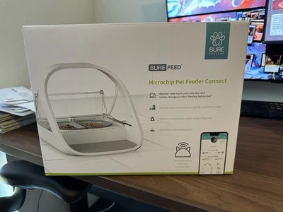 Alimentador automático para mascotas con microchip Sure Petcare SureFeed Connect caja abierta solapa segura Foto 1 de 4
