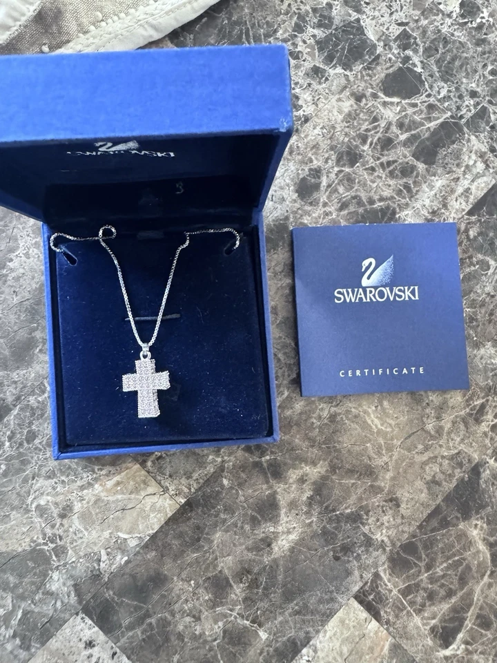 Cruz Swarovski Rosa Foto 1 de 3