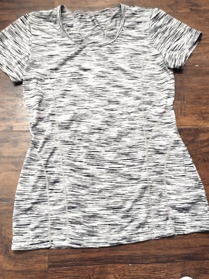 Camiseta Reebok blanca y negra ajustada manga corta talla XS/XCH. Foto 1 de 4