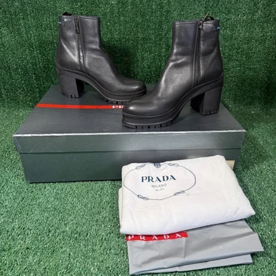 Botines Prada de cuero negro con cremallera lateral tacón grueso suela Hechos en Italia 37,5 Foto 1 de 4