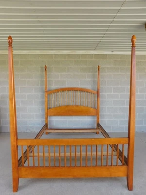 Lexington Furniture Shaker Style Maple Queen Size Poster Bed - Image 1 of 4