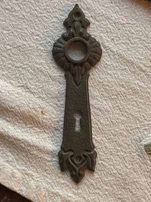 Antigua placa posterior de puerta exterior de bronce fundido y una perilla circa 1880 Foto 1 de 3
