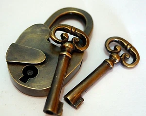 Small old style Vintage BRASS OLD PADLOCK Skeleton KEYS LOCK WORKS 2.1/4" B - Bild 1 von 3