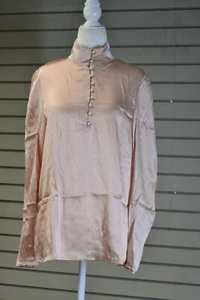 Blusa LilySilk Perla Botón Cuello Mandarín Elástico Seda Rosa Suave Talla Mediana - Imagen 1 de 4