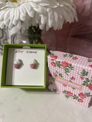 Aretes Betsey Johnson Babycakes tono dorado rosa y blanco para cupcakes Foto 1 de 4