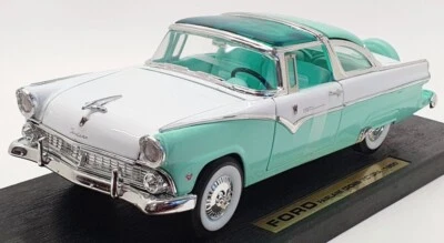 Road Signature 1/18 Scale 92138 - 1955 Ford Fairlane Crown Victoria - White/Grn - Image 1 of 4