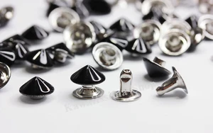 Da 50pz a 1000pz a scelta borchie a cono con rivetto 9mm colore nero smaltato - Picture 1 of 1