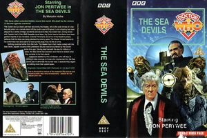 Doctor Who: The Sea Devils VHS Cover Signed by KATY MANNING - Foto 1 di 1