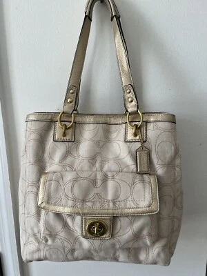 Bolso Coach Penelope Signature de Lino Metálico Marfil con Detalle de Cuero Dorado Foto 1 de 4