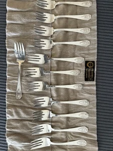 1847 Rogers Bros Heraldic Silverplate Flatware Set 69 Pcs + Case 1916 JC Mono - Picture 1 of 14