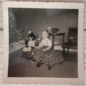 Carino bambino anni 40 con orso di peluche Natale ๐ foto trovata tenuta 3,5"x3,5" - Foto 1 di 4
