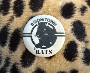Vintage 70s The Boomtown Rats Pinback Button Pin New Wave Power Pop Punk Geldof - Bild 1 von 2