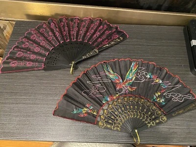 Ventiladores plegables de mano de tela de seda negra con flores y pájaros 2 piezas Foto 1 de 4