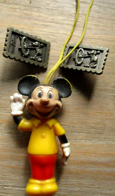 Mickey-Lot ancienne figurine année 60 + 2 pins - Photo 1/4