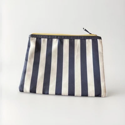 Bolso de Maquillaje Cosmético Saks Fifth Avenue Azul Blanco Rayas Cierre de Cremallera Nuevo Foto 1 de 4