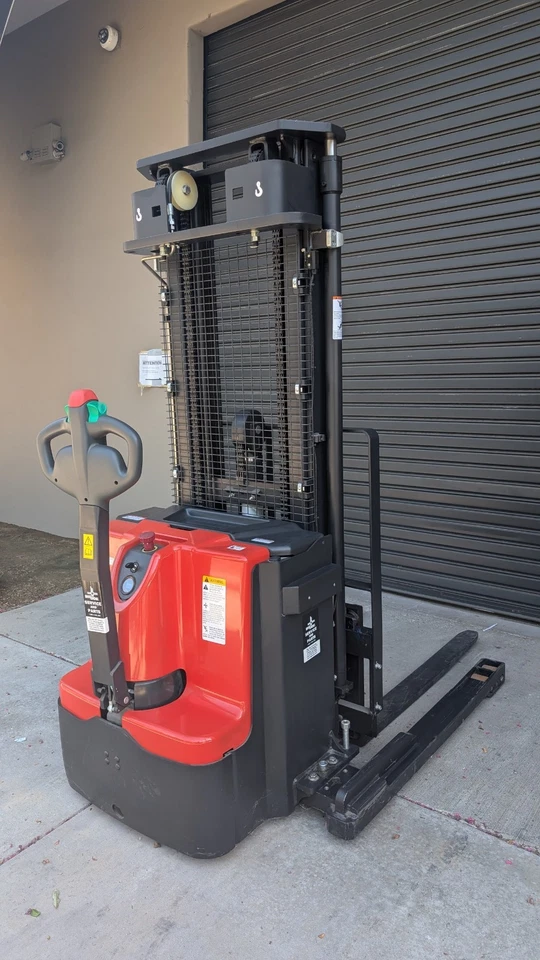 Apilador eléctrico NobleLift PS35L, altura de elevación de 181", usado solo 10 horas Foto 1 de 4