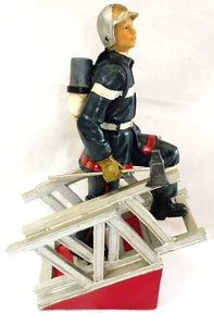 Sapeurs pompiers - STATUETTE POMPIER SUR L'ECHELLE 28 cm de hauteur N° 243 - Imagen 1 de 5