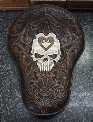 Picadora, asiento bobber 100 % mecanizada y cosida a mano. Cara de calavera de filigrana marrón/negro Foto 1 de 4