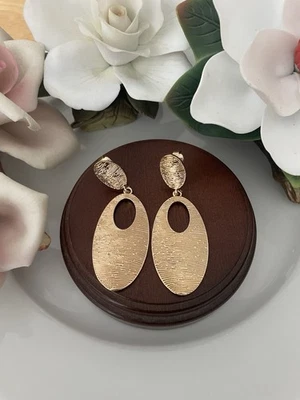 Brincos com clipe de metal dourado oval argola gota pendurada metal texturizado - Imagem 1 de 4