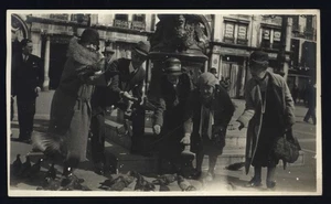 ENCONTRADO en ÁLBUM * PATTY PARTY en VENECIA ITALIA * 1920s Street Scene people Birds - Imagen 1 de 3