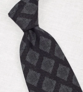 "Corbata"" azul oscuro/gris geométrica 3 7/8" Giorgio Armani década de 1990 - Imagen 1 de 3