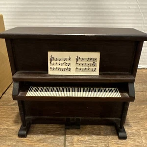 Music box vintage legno ARTIGIANI CINESI bellissimo pianoforte suona benissimo - Foto 1 di 7