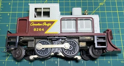 LIONEL 8264 CANADIAN PACIFIC SNOW PLOW SWITCHER DIESEL ENGINE LOCOMOTIVE O GAUGE - Image 1 of 4