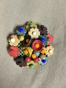 Geschnitzte Holzperle & Blume Tschechoslowakei Vintage Anstecknadel Brosche - Bild 1 von 3