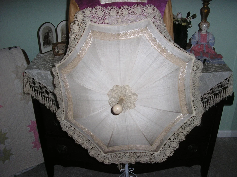 Изысканный викторианский зонтик бежевый шелк и кружево с деревянной ручкой работает отлично - Изображение 1 из 4