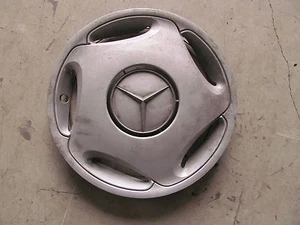 1 Copricerchio originale Mercedes-Benz copriruota "15" pollici codice: A2104010024 - Foto 1 di 1