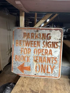 Vintage Parkplatz zwischen Schildern nur für Opernblock Mieter Straßenschild USA - Bild 1 von 17