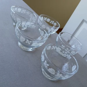 Set of 5 Small Clear Glass Dessert Cups 2.25"x3.5" white vine print Vintage 50s - Picture 1 of 14