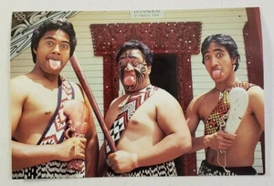 Maori Warriors Challange Stance ~ Rotorua, Nueva Zelanda - Postal sin publicar/sin usar - Imagen 1 de 9