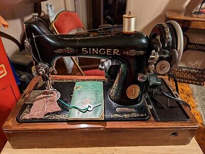 Vintage Singer Electric Sewing Machine Model 99, Bentwood Case • 185€