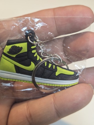Portachiavi Nike Air Jordan 1 sneaker 2D gomma piatta 2 5” x 1 25” verde e nero C78