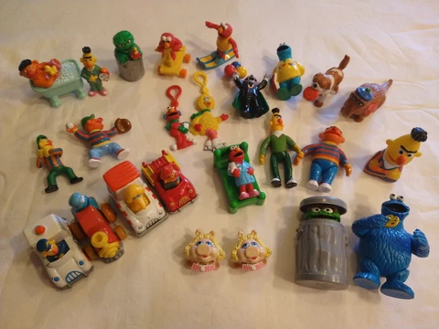 Large Lot of 26 Vintage Sesame Street/Muppets PVC figures TOYS 80s 90s CHARITY! Cover