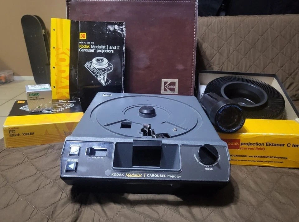 Kodak Medalist I Carousel Slide Projector w/Lens,Remote, 140-Slide Tray,& Manual - Image 1 of 1
