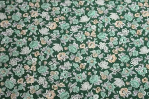 Fabric 100% Cotton FAT QUARTER Green, White, & Tan Flowers on Hunter Dark Green - Picture 1 of 4