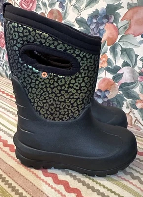 NUEVAS Botas de Lluvia Impermeables Bogs Niñas Agarre Círculo Talla US 8 Púrpura Multi Foto 1 de 4