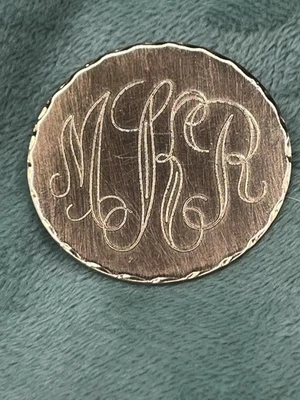 Antigo. Broche de broche MKR monogramado WELLS folheado a ouro 14k GF 1 3/8 pol. 8,99 g! - Imagem 1 de 4