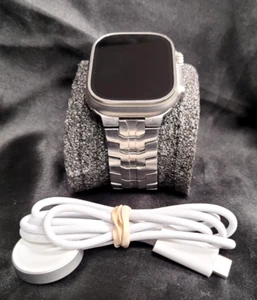 Apple Watch Ultra 1st Gen 49mm Titanium LTE (A2622) w/Stainless Steel Mesh Band - Zdjęcie 1 z 12