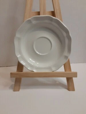 Taza de campo francesa Mikasa platillo blanco detalles ondulados vintage Foto 1 de 3