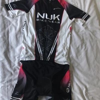 Conjunto grande de jersey y pantalones cortos de ciclismo Nuckily de manga corta para mujer Foto 1 de 4