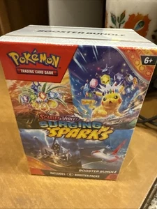 Pokemon Sammelkartenspiel Scharlachrot & Violett Surging Sparks Booster Bundle Werkseitig versiegelt NEU - Bild 1 von 4