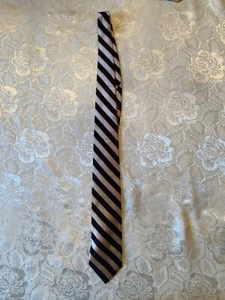 Cravatta uomo Nautica marrone 100% SETA marrone/oro/argento a righeLARGHEZZA 3,5”LUNGHEZZA 58” - Foto 1 di 4