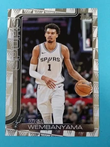 2025-26 Topps Basketball - Victor Wembanyama #195 Basket Tip Off Parallel Spurs - Picture 1 of 2