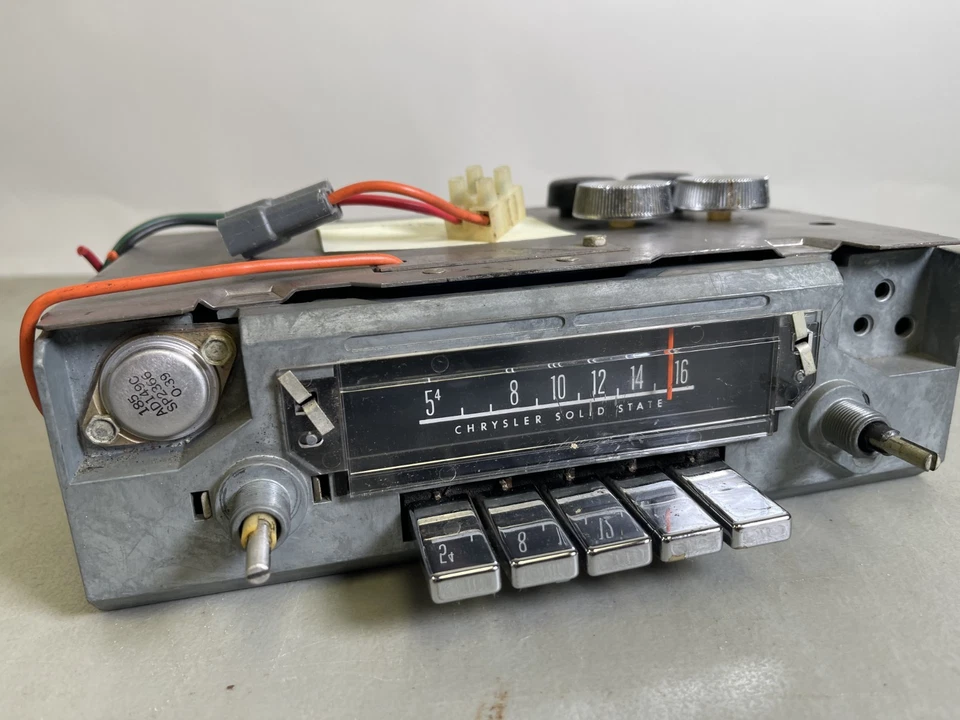 Radio Chrysler Plymouth Valiant AM 1972 2884-750 Foto 1 de 4