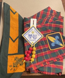 BOY SCOUT / CUB SCOUT KNECKERCHIEFS AND CUB SCOUT BEADS - Picture 1 of 2