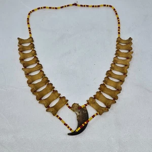 COLLAR VINTAGE CON CUENTAS DE HUESO Y GARRA DE CIERVO REAL NATIVO AMERICANO - Imagen 1 de 7